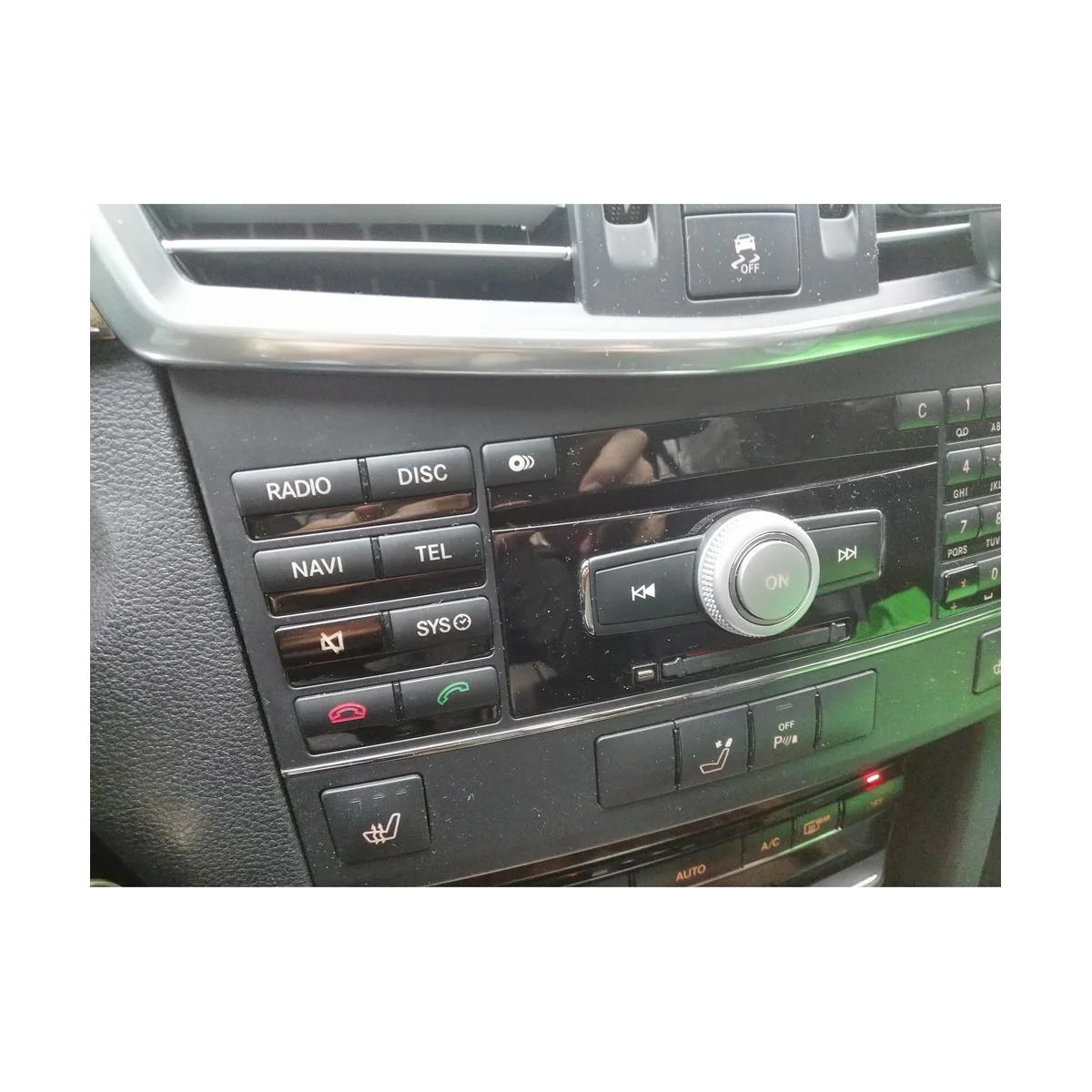 Car Center Console CD Мультимедийная кнопка Крышка рамки Наклейка для Mercedes Benz E Class W212 2010-2011 (серебристый) - 2