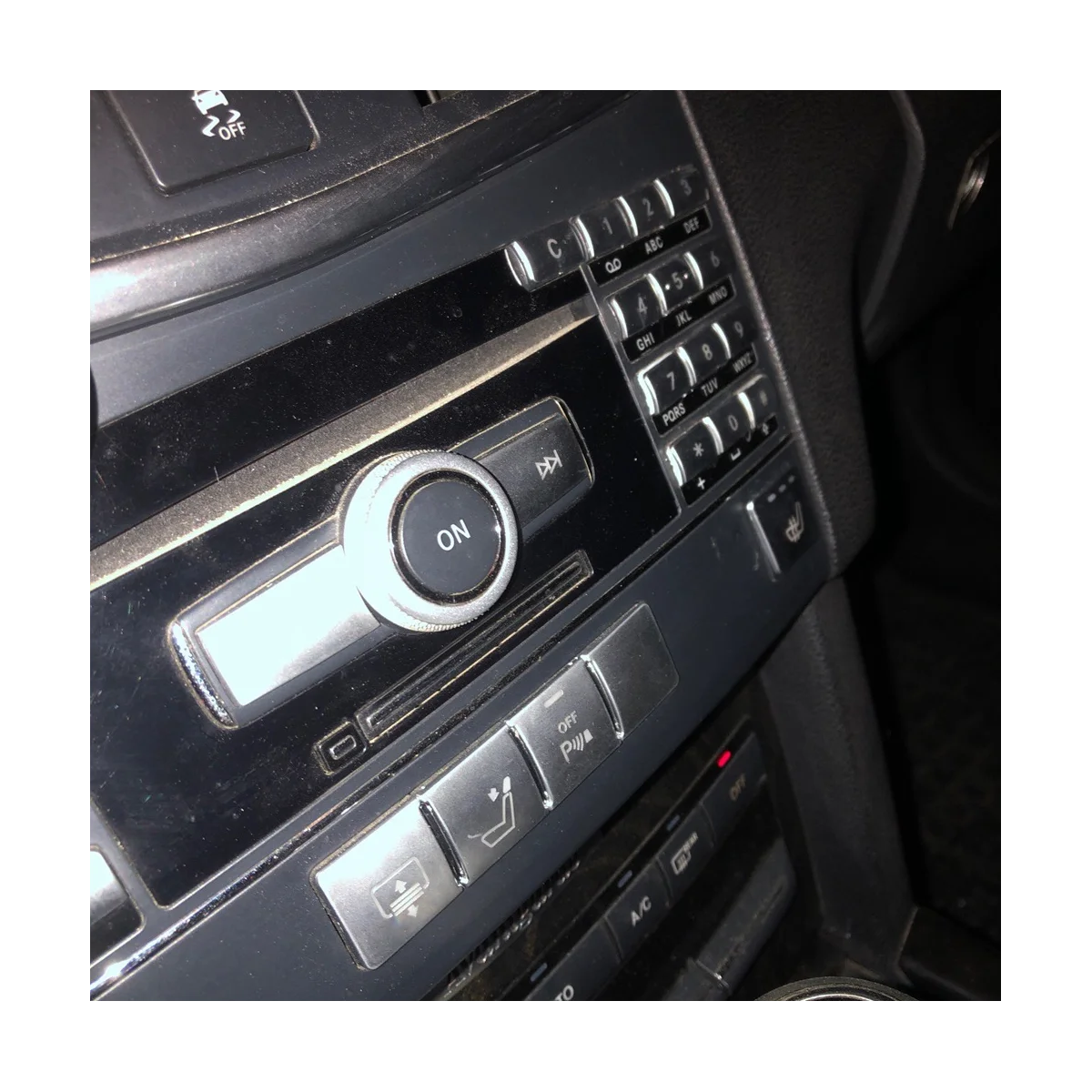 Car Center Console CD Мультимедийная кнопка Крышка рамки Наклейка для Mercedes Benz E Class W212 2010-2011 (серебристый) - 4
