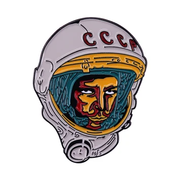 Советский значок астронавта CCCP Это советский космонавт и первый человек в космосе Юрий Гагарин в скафандре.